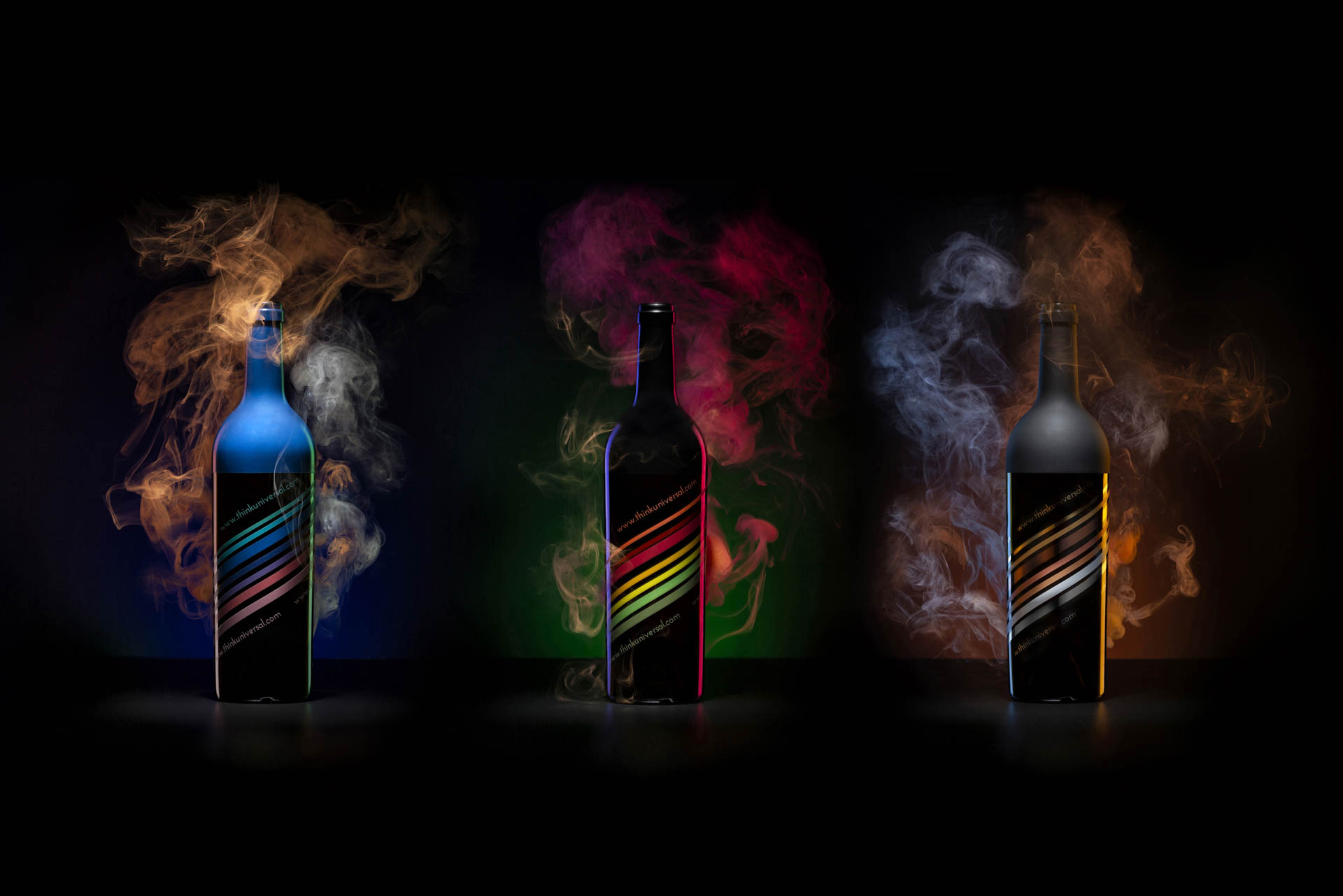Weinflaschen auf schwarzem Hintergrund mit farbiges Rauch im Hintergrund